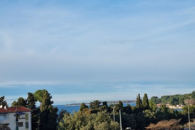 Poreč, centrum, byt v novostavbě ve 4. patře s výhledem na moře, 200 m od moře