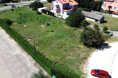 Poreč, Gradbeno zemljišče z gradbenim dovoljenjem za 5 stanovanj, 1 km od morja