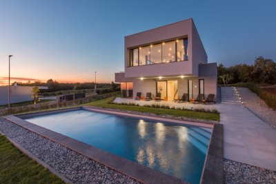 VILLA DI ALTISSIMA QUALITÀ E DAL DESIGN MODERNO CON UNA VISTA INCREDIBILE!