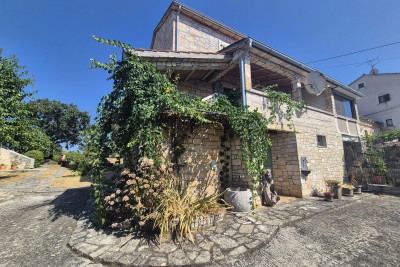 Autentična istarska kamena kuća s velikom okućnicom u blizini Poreča!