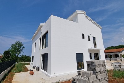 Poreč, uža okolica, Dvojna kuća s okućnicom na odlični lokaciji, 3 km od morja