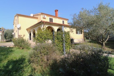 Esclusiva dell'agenzia! Istria, Parenzo - Casa indipendente con due appartamenti + monolocale e ampio giardino - 1500 m dal mare!