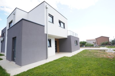 Poreč, okolica, nowoczesny bliźniak z basenem, 10 km od morza