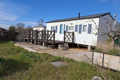 GRAĐEVINSKO ZEMLJIŠTE 907 m² S MONTAŽNOM KUĆOM – KAŠTELIR-LABINCI!