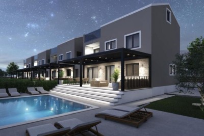 Poreč, okolica, Kuća na kraju niza s bazenom na mirnoj lokaciji 11 km od mora