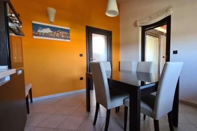 Poreč, Vrsar, Prostrani stan s dvije spavaće sobe i krovnom terasom, 500 m od mora