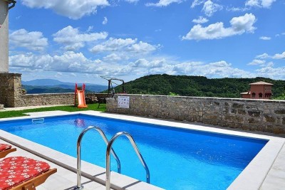 Motovun, Umgebung, authentische Villa mit Pool und wunderschönem Blick, 28 km vom Meer entfernt