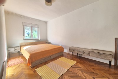 OKOLICA POREČA, KUĆA S POGLEDOM NA MORE I DVORIŠTEM!