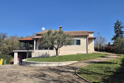 Poreč, Sv. Lovreč, okolica, Prizmena kuća s bazenom i garažom, 24 km od mora