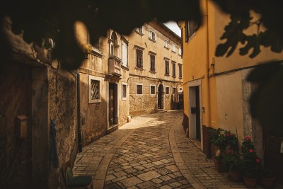 Poreč, centar, Luksuzna kuća s tri stambene jedinice u starogradskoj jezgri, 40 m od mora