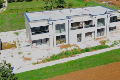 Poreč, okolí, Byt v patře se 3 ložnicemi, zahradou a společným bazénem