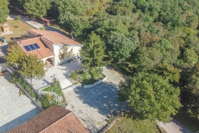 Poreč, okolica, Samostojeća hiša z veliko parcelo 6600 m2, 7 km od morja