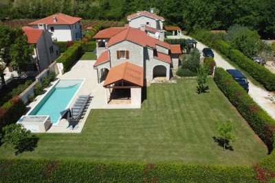 Poreč, okolí, překrásný kamenný dům s velkou zahradou a bazénem, 12 km od moře