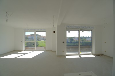 Poreč, okolí, Byt v patře se 3 ložnicemi, zahradou a společným bazénem