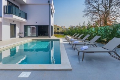 Poreč, przedmieście, Nowoczesna willa z basenem w doskonałej lokalizacji, 800 m od morza