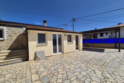 Poreč, okolica, Kuća sa 3 stana i bazenom, 7 km od mora