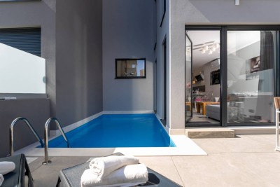 Poreč, okolí, Dům v řadě s bazénem na vynikající lokaci, 500 m od moře