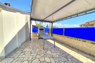 Poreč, okolica, Kuća sa 3 stana i bazenom, 7 km od mora