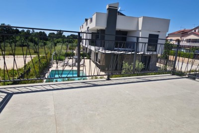 Poreč, okolica, Mieszkanie na 1. piętrze z 3 sypialniami i tarasem na dachu, 1 km od morza