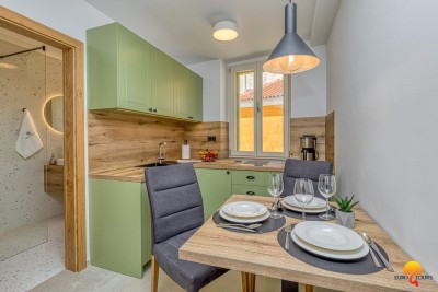 Vrsar, renovovaný dům v centru s 3 apartmány 350 m od moře