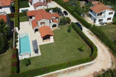 Poreč, Umgebung, Wunderschönes Steinhaus mit großem Garten und Pool, 12 km vom Meer entfernt