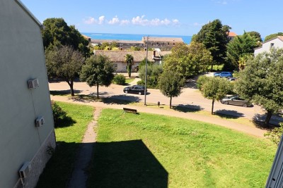 Poreč, širi centar, Stan s dvije spavaće sobe i pogledom na more, 200 m od mora