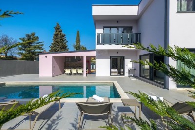 Poreč, przedmieście, Nowoczesna willa z basenem w doskonałej lokalizacji, 800 m od morza