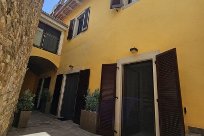 Poreč, centro, Casa di lusso con tre unità abitative nel centro storico, a 40 m dal mare