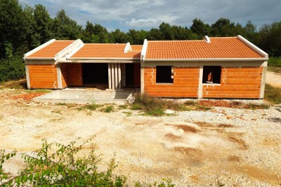 Moderni poluodvojeni bungalov s bazenom u blizini Poreč!