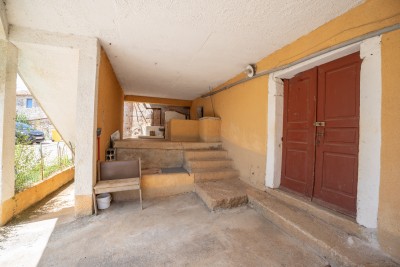 Poreč, okolica, Hiša v nizu in starina z dvoriščem za obnovo, 19 km od morja