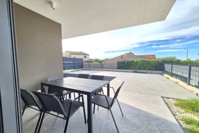 Poreč, Umgebung, Erdgeschosswohnung mit Garten und Pool, 4 km vom Meer entfernt