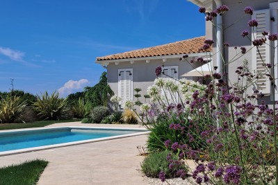 Ekskluzivno! Samostojeća villa koja objedinjuje kvalitetu, funkcionalnost i lokaciju s otvorenim pogledom na more