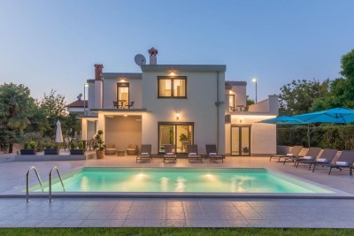 Poreč, Freistehende Villa mit Pool in luxuriöser Lage 300 Meter vom Meer entfernt