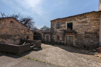 Poreč, Karojba, okolica, 3 objekta za renovaciju s okućnicom, 25 km od mora