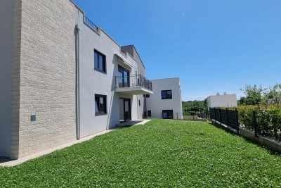 Poreč, Umgebung, Erdgeschosswohnung mit 3 Schlafzimmern und Garten, 1 km vom Meer entfernt