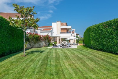 Poreč, Vabriga, Moderna luksuzna dvojnica s bazenom, 1 km od mora