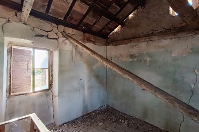 Poreč, okolica, Kamena kuća s okućnicom za renovaciju na mirnoj lokaciji