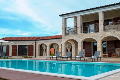 Poreč, širša okolica, Kamena vila s bazenom na mirni lokaciji in pogledom na morje, 19 km od morja