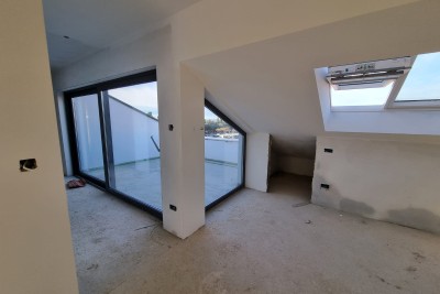 Poreč, Zentrum, Wohnung in Neubau im 4. Stock mit Meerblick, 200 m vom Meer entfernt