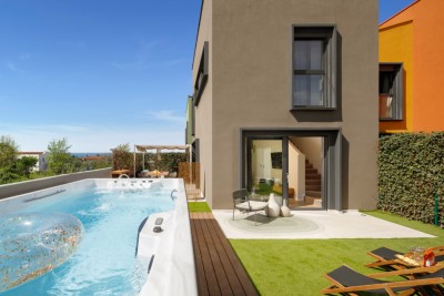 Poreč, Casa ultima in fila con giardino a 900 m dal mare