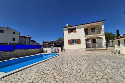 Poreč, okolica, Kuća sa 3 stana i bazenom, 7 km od mora