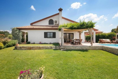 Poreč, okolica, Kuća z basenem na odlični lokaciji 3 km od morja