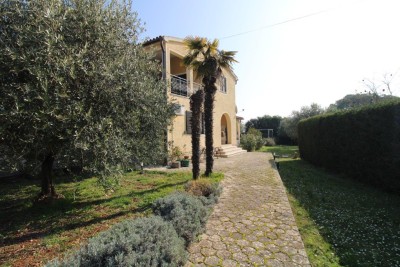 Esclusiva dell'agenzia! Istria, Parenzo - Casa indipendente con due appartamenti + monolocale e ampio giardino - 1500 m dal mare!