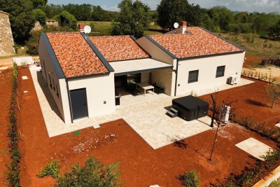 Moderni novoizgrađeni poluodvojeni bungalov s privatnim vrtom i jacuzzijem u blizini Poreča