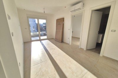 Poreč, okolica, Stan na prizemlju s dvije spavaće sobe i vrtom, 1500 m od mora