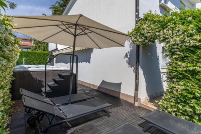 Poreč, širi centar, Otmjena velika obiteljska kuća na luksuznoj lokaciji, 800 m od mora