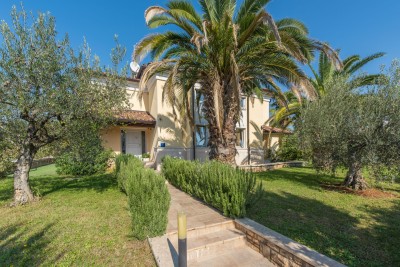 Poreč, zona circostante, Classica villa di lusso in ottima posizione, 1 km dal mare