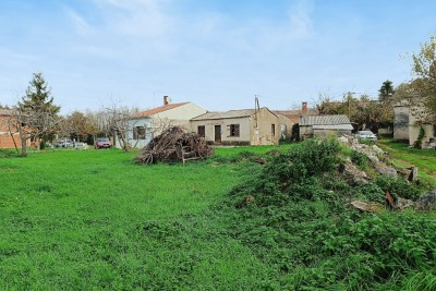 Poreč, dintorni Terreno edificabile al confine della zona edificabile con vista mare