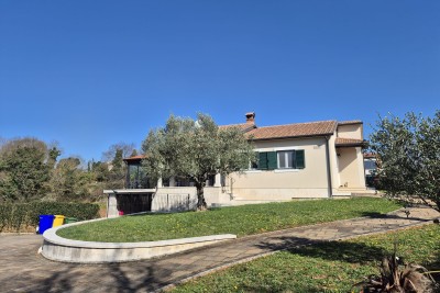 Poreč, Sv. Lovreč, okolica, Prizmena kuća s bazenom i garažom, 24 km od mora