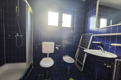 OKOLICA POREČA, KUĆA S POGLEDOM NA MORE I DVORIŠTEM!